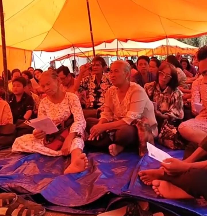 Jemaat GKPI Hutanabolon Rayakan Natal dalam Tenda Pengungsian