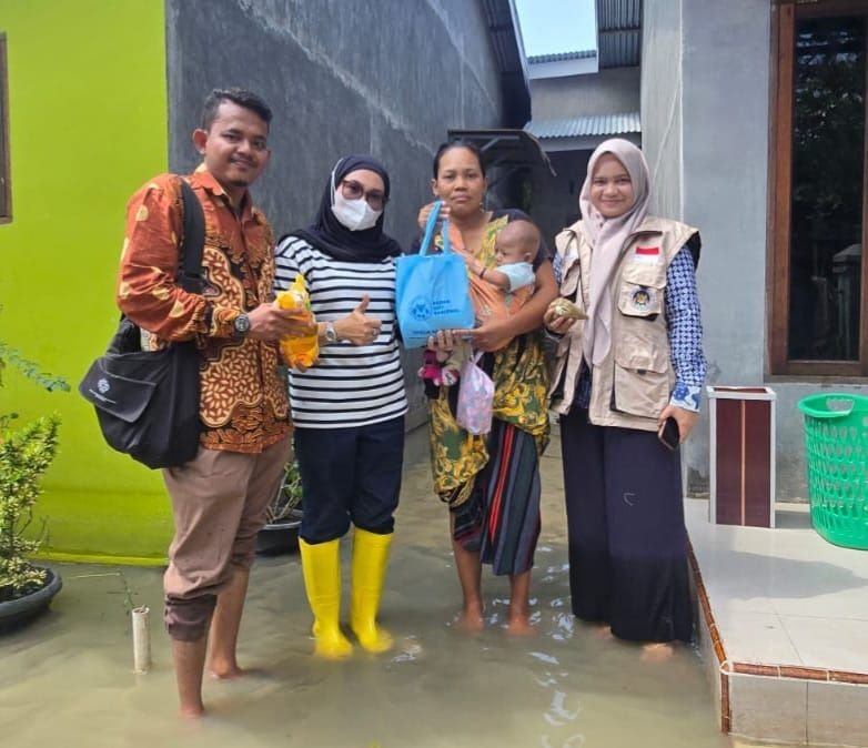 Camat Tanjungberingin Salurkan 300 Paket Bantuan Deputi BGN ke Warga Terdampak Banjir