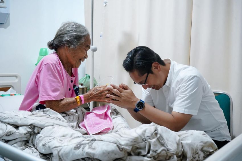 Rico Waas Jenguk Pasien Korban Banjir di RS Hermina