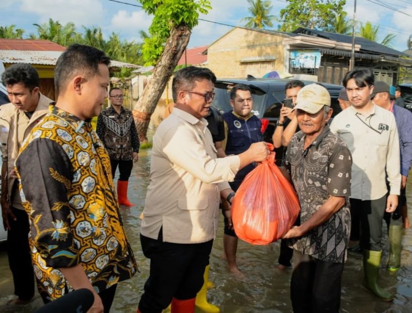 Wabup Sergai dan Deputi BGN Salurkan 2.500 Makanan Bergizi untuk Warga Terdampak Banjir