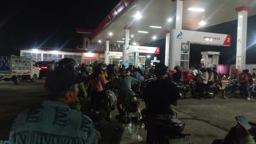 Hingga Malam Hari, Warga Masih Antre BBM di Sejumlah SPBU di Sergai