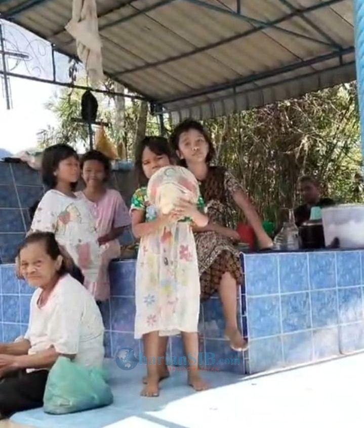 Derita Warga Kelurahan Hutanabaluan Tapteng Korban Banjir dan Longsor Terpaksa Mengungsi di Kuburan