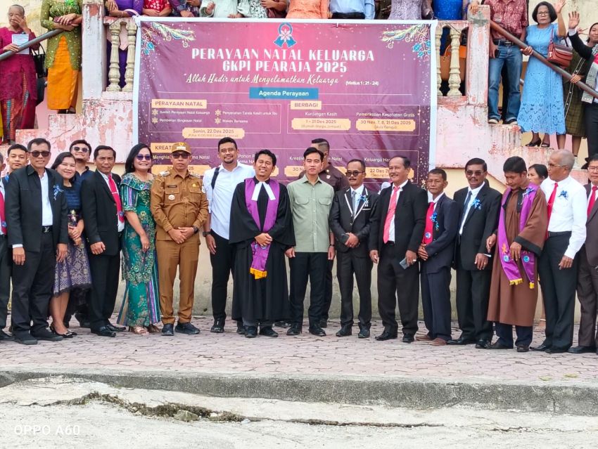 Hadiri Natal di GKPI Pearaja, Wapres Bagikan Hadiah Natal Kepada Anak Sekolah Minggu