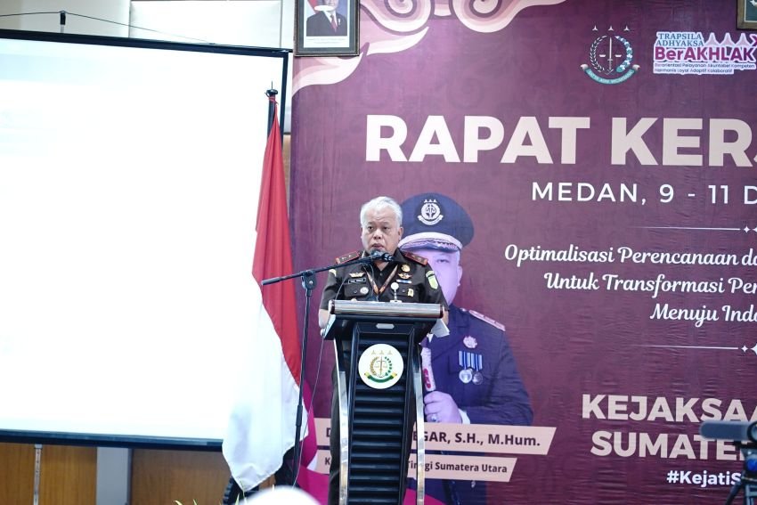 Kejati Sumut Beri Penghargaan kepada Kejari Berprestasi pada Rakerda 2025