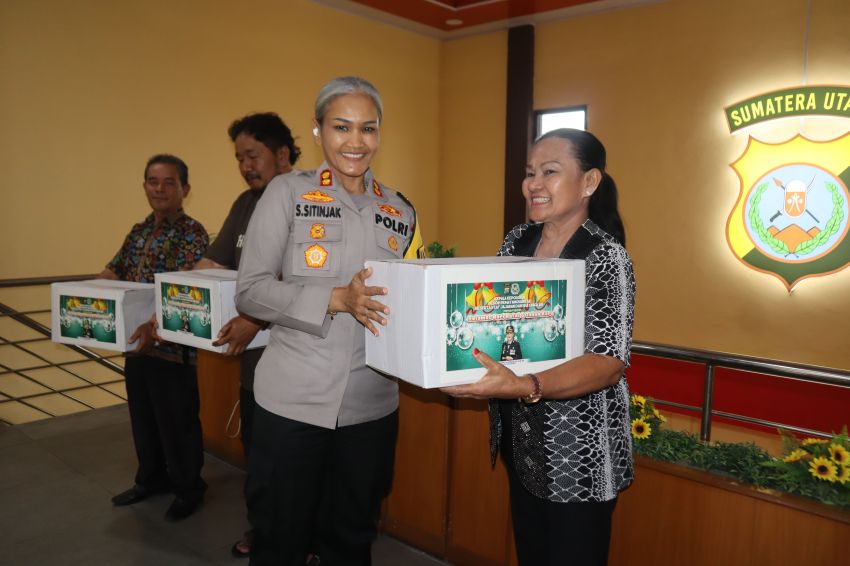 Kapolres Bagikan Bingkisan Natal ke Perwakilan Insan Pers