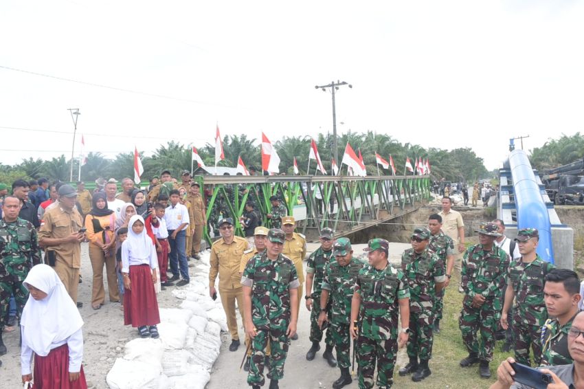 Putus Akibat Banjir, Jembatan Darurat di Hamparanperak Diharap Lancarkan Akses