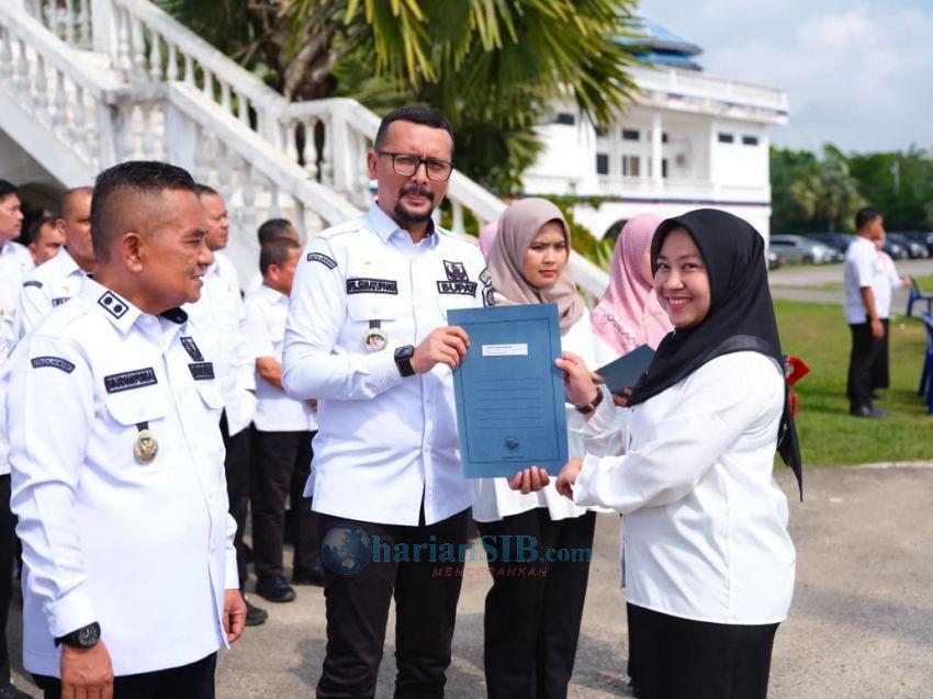 Bupati-Wabup Labusel Serahkan SK 1.410 P3K Paruh Waktu