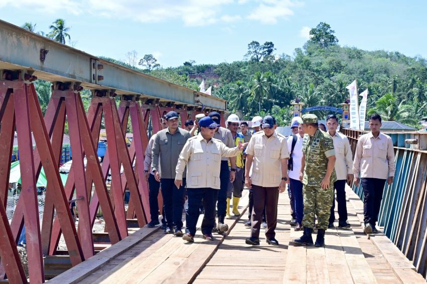 Gubernur Sumut Dampingi Presiden RI Tinjau Pembangunan Jembatan dan Pengungsi Korban Bencana di Tapsel