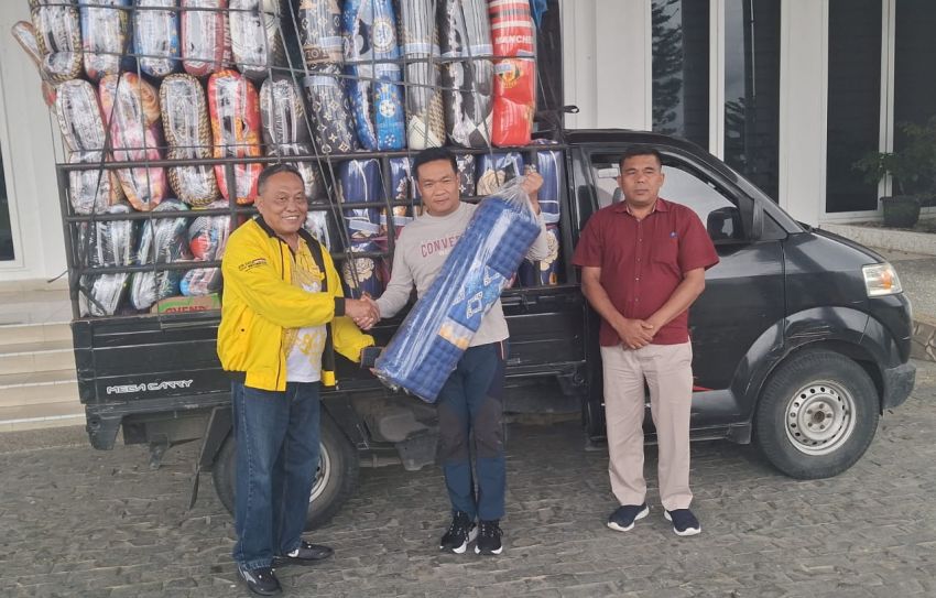 Sanggam Bakara Serahkan Bantuan dari Ijeck kepada Korban Bencana Alam Humbahas