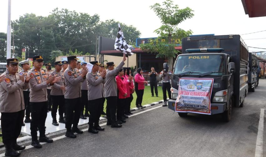 Polres Labuhanbatu Kirim Bantuan Kemanusiaan untuk Korban Banjir di Medan dan Langkat