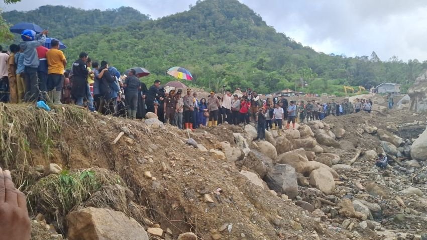 Hentikan Pencarian, Keluarga dan Tim Gabungan Tabur Bunga di Lokasi Bencana Banjir Bandang Pakkat