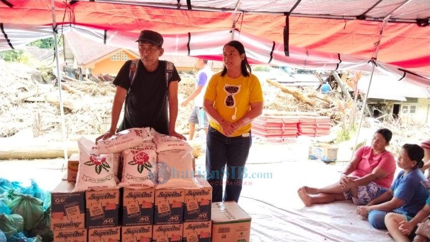 Warga Sibolga Julu Terima Bantuan Pangan dari Tuani Lumbantobing