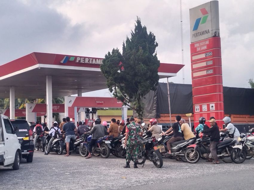 Para Pemilik Kendaraan Antre Berjam-jam di SPBU Pamatang Raya Demi Dapatkan BBM