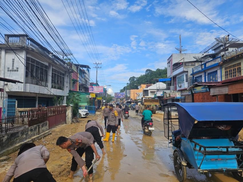 Kapolres Pimpin Pembersihan Material Tanah Longsor di Jalan Sisingamangaraja Sibolga