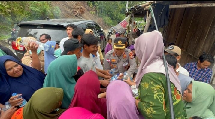Kapolres Aceh Tenggara Bagikan Minyak Tanah untuk Warga Simpur Jaya