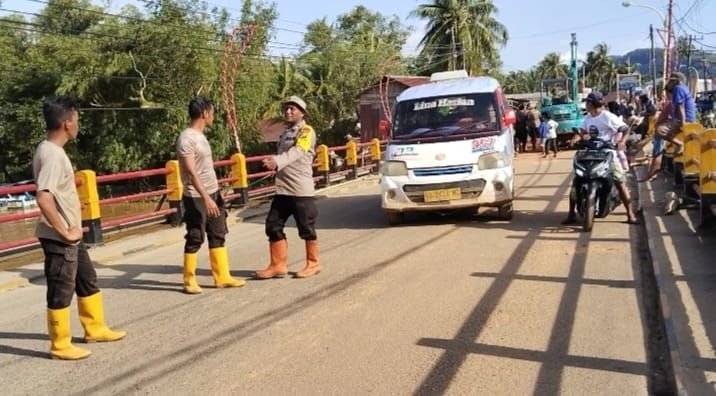 SIB–GAMKI dan Warga Gotong Royong Timbun Jembatan Pandan yang Ambruk