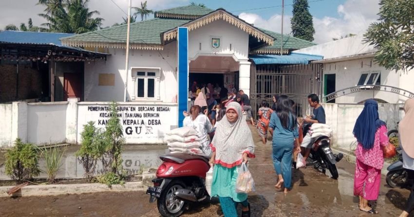 Banjir Masih Merendam, Warga Desa Nagur Terima Bantuan Sembako