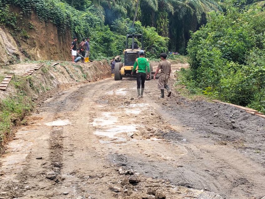 Jalan ke Panombean Hutaurung Dibangun dari Dana CSR PTPN IV