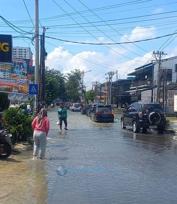 Genangan Kembali Rendam Jalan Dr Mansyur, Siswa SMKN 8 Terpaksa Buka Sepatu