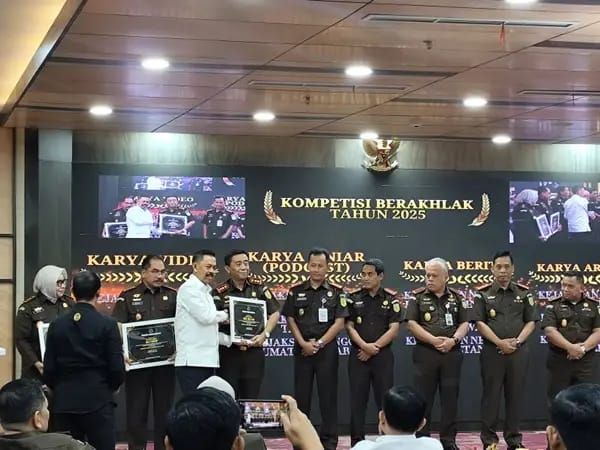 Kejari Nisel Terima Penghargaan BerAKHLAK dari Kejagung