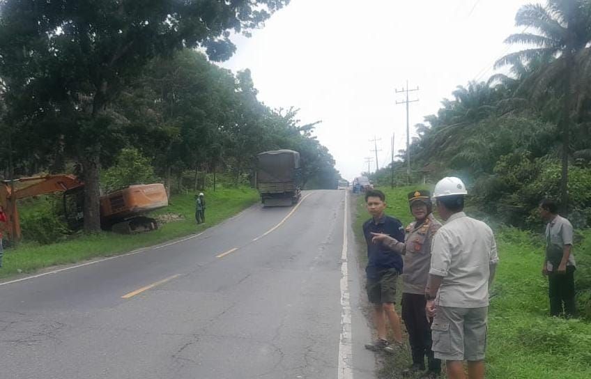 Cegah Genangan di Jalinsum Jelang Nataru, Polsek NA IX-X Bersihkan Parit dan Gorong-gorong