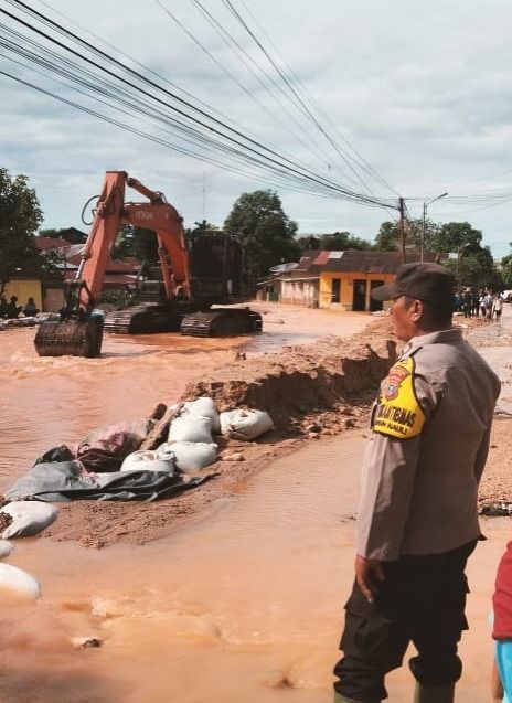 Pasca Meluap, Sungai Aek Doras Sibolga Julu Dikeruk Pakai Alat Berat
