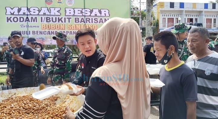 Bobon Santoso Masak Besar untuk Pengungsi Tapteng