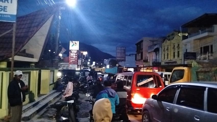 BBM Langka, Warga Balige Mengantre Panjang di SPBU