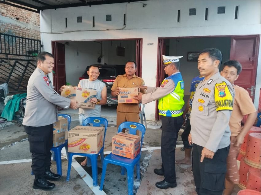 Polres Belawan Salurkan Bantuan kepada Korban Banjir di Hamparan Perak