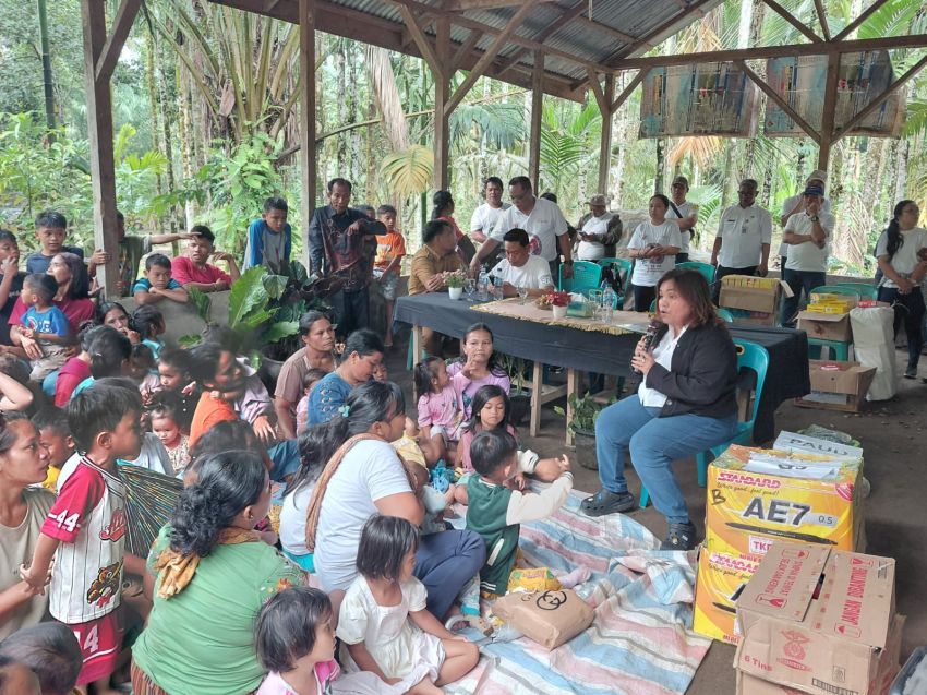 Bupati Humbahas dan Ketua TP PKK Kunker ke Desa Sanggaran II, Serahkan Bansos dan Tinjau Pelayanan Sosial