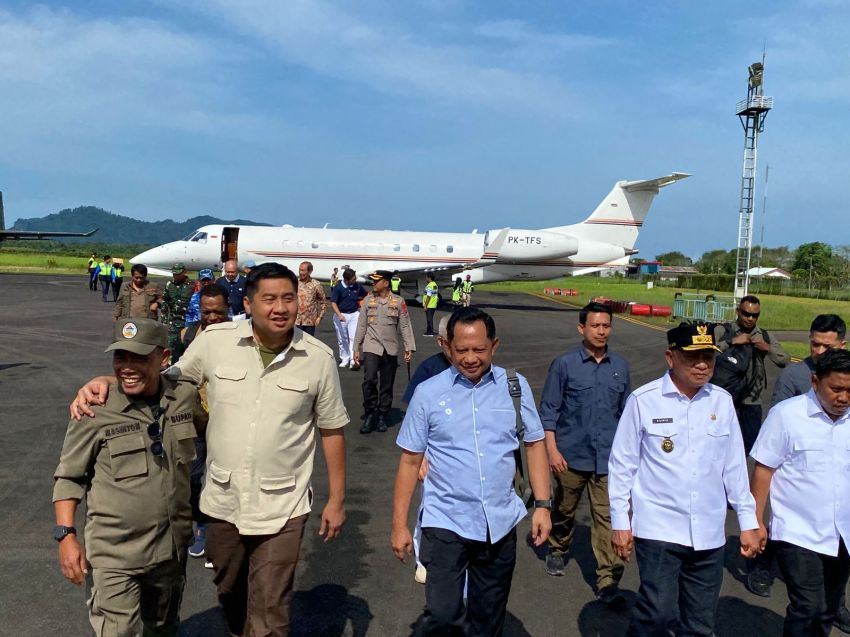 Mendagri Tiba di Tapteng, Bupati Masinton Dirangkul Menteri PKP