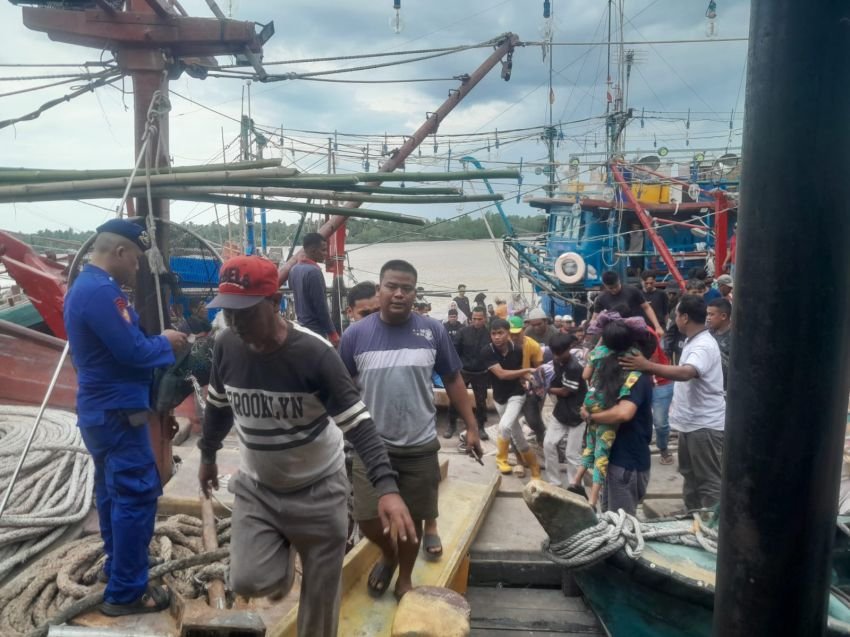 Jasad Seorang Nelayan Ditemukan di Bawah Kapal Tempatnya Bekerja