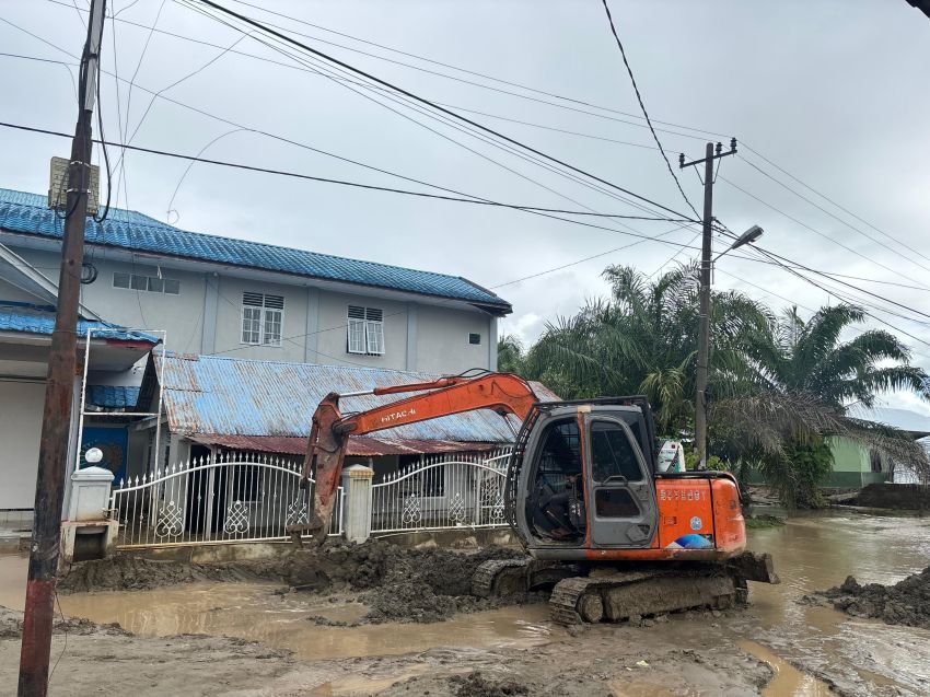 Lumpur di Jalan Utama Menuju Lapas Barus Dibersihkan Pasca Bencana Banjir