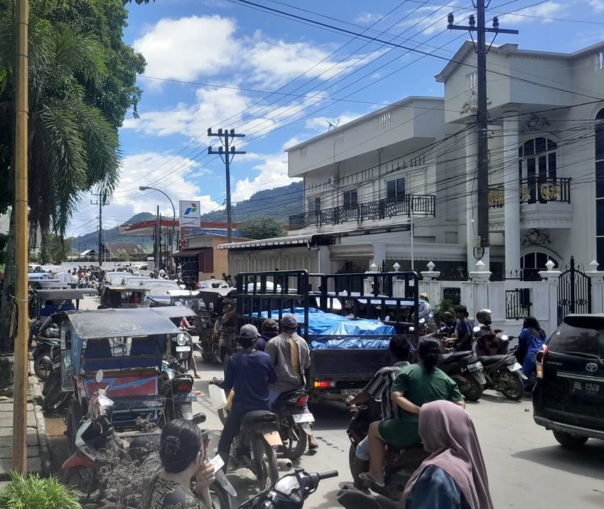 Antrean Pengisian BBM Membludak di Semua SPBU Sibolga