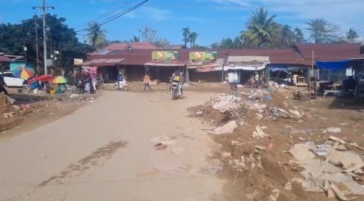 Lumpur Banjir Masih Menumpuk, Warga Desak Pasar Onan Sibuluan Dibersihkan