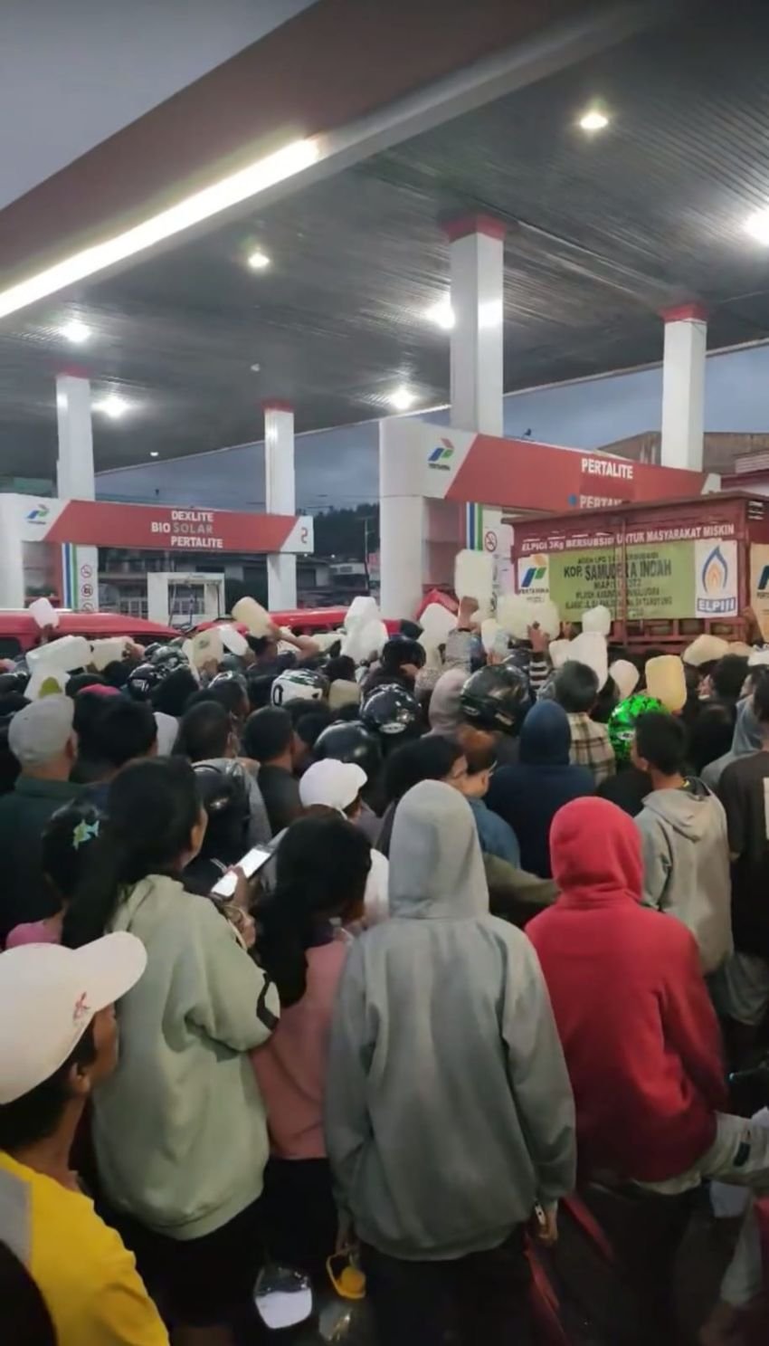 Antrean BBM di Tarutung Tetap Tak Tertib Meski Sudah Ditinjau Bupati dan Pangdam