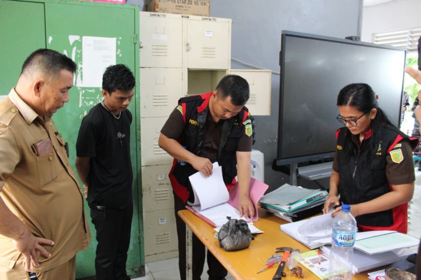 Usut Dugaan Korupsi Dana BOS di SMK Negeri 1 Telukdalam, Kejari Nisel Lakukan Penggeledahan