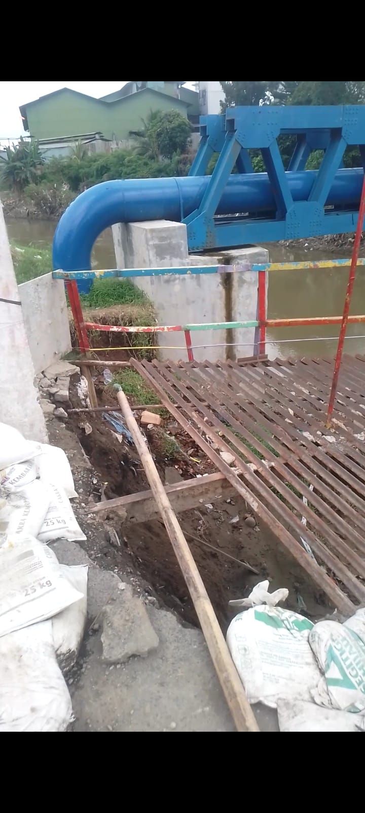 Setelah Dihantam Banjir, Titi Besi Kota Bangun Terancam Ambruk