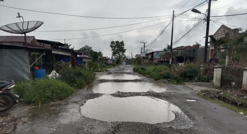 Musim Hujan, Jalan Bawang Sondiraya Simalungun Bagaikan Kolam Ikan