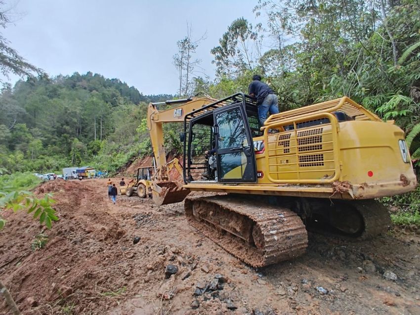 Longsor di Daerah Silaen, Pemkab Toba Turunkan Alat Berat