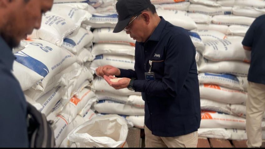 Pastikan Stok Beras Aman Jelang Nataru, Wadirut Bulog Cek Stok Beras di Gudang Bulog Medan