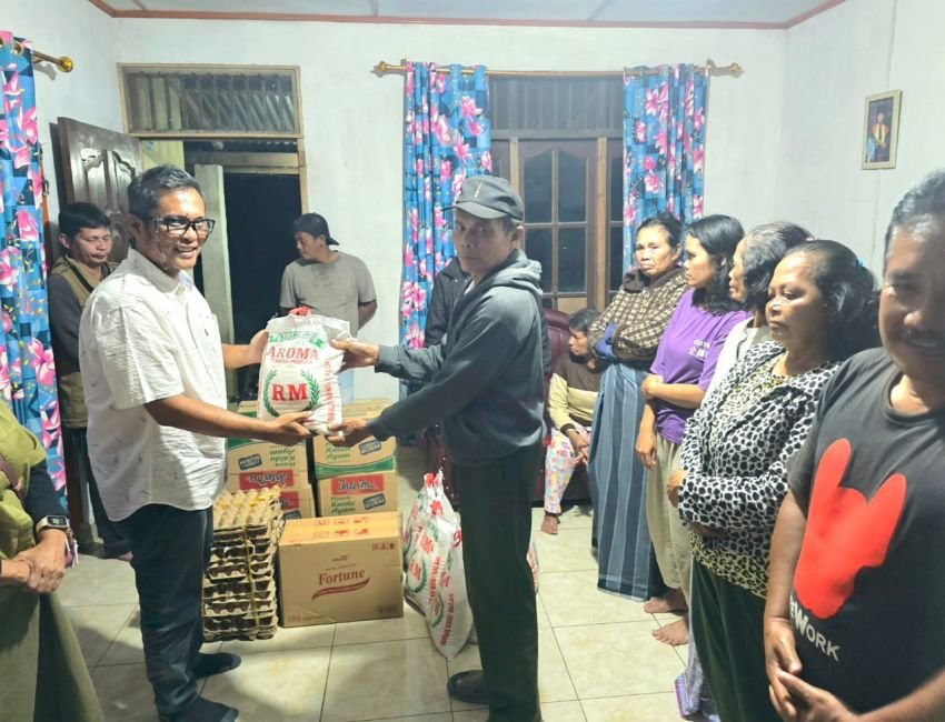 Jhonson Edy Simanjorang Salurkan Bantuan Kepada Korban Banjir dan Longsor di Desa Sitompul dan Desa Parbubu Dolok