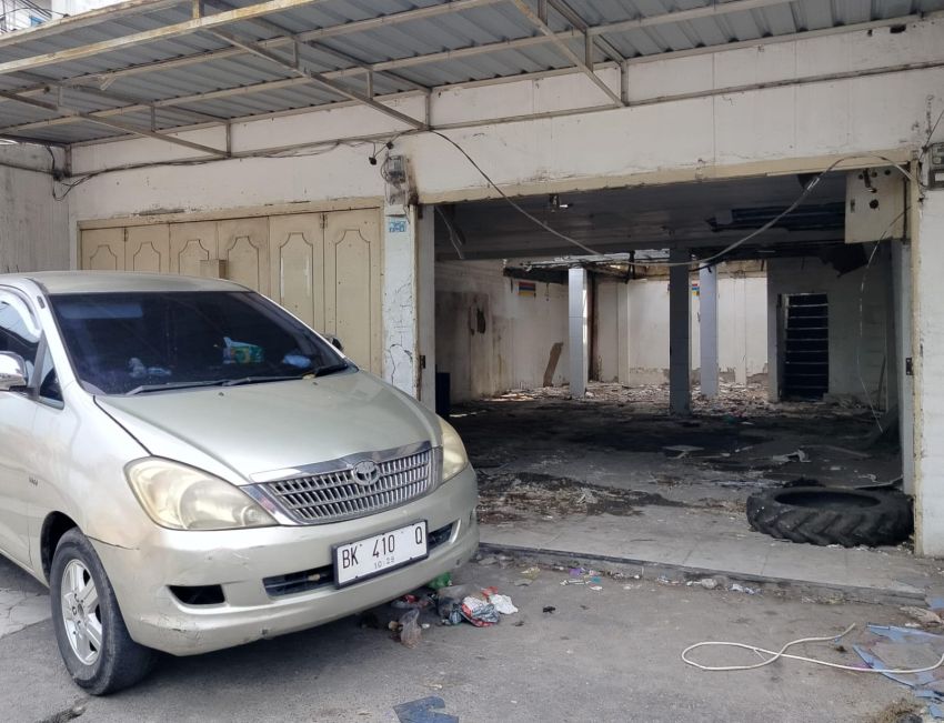 Banjir Dimanfaatkan Pencuri, Rak Besi Eks Minimarket di Mandala Digasak Rayap Besi