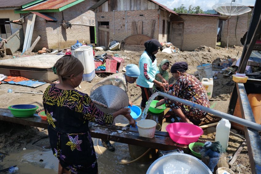 Bakti BCA Jangkau Batang Toru, Dukung Instalasi Air Bersih dan MCK bagi Warga Terdampak Bencana