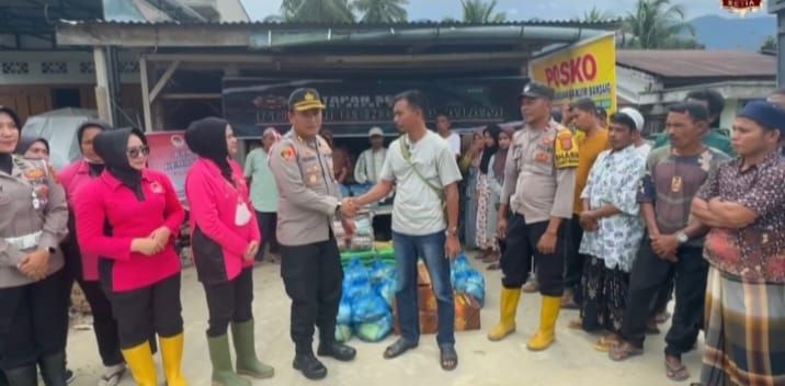 Kapolres Agara Salurkan Bantuan Alumni Akpol 2006 Kepada Korban Banjir