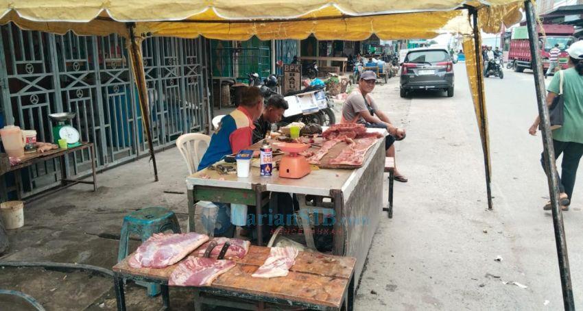 Jelang Nataru 2026, Omzet Pedagang Daging Babi di Sergai Turun 50 Persen