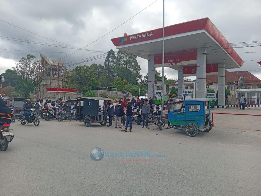Kelangkaan BBM di Kecamatan Doloksanggul, Antrean Capai Dua Kilometer