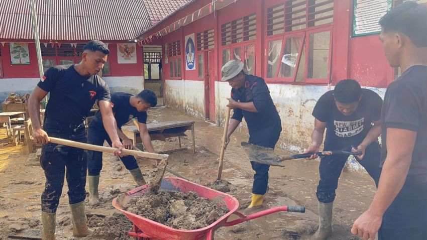 Brimob Polda Sumut Gelar Aksi Kemanusiaan Tanggap Bencana di Sibolga dan Tapanuli Tengah