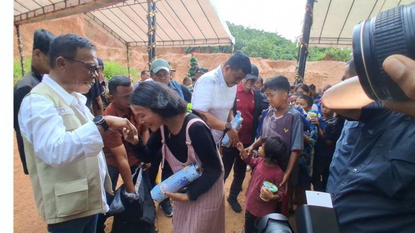 Kado Natal Gubsu Bobby untuk Korban Bencana Tapteng