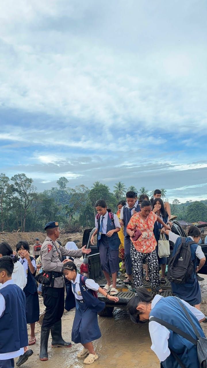 Brimob Polda Sumut Antar-Jemput Anak-Anak Sekolah di Garoga